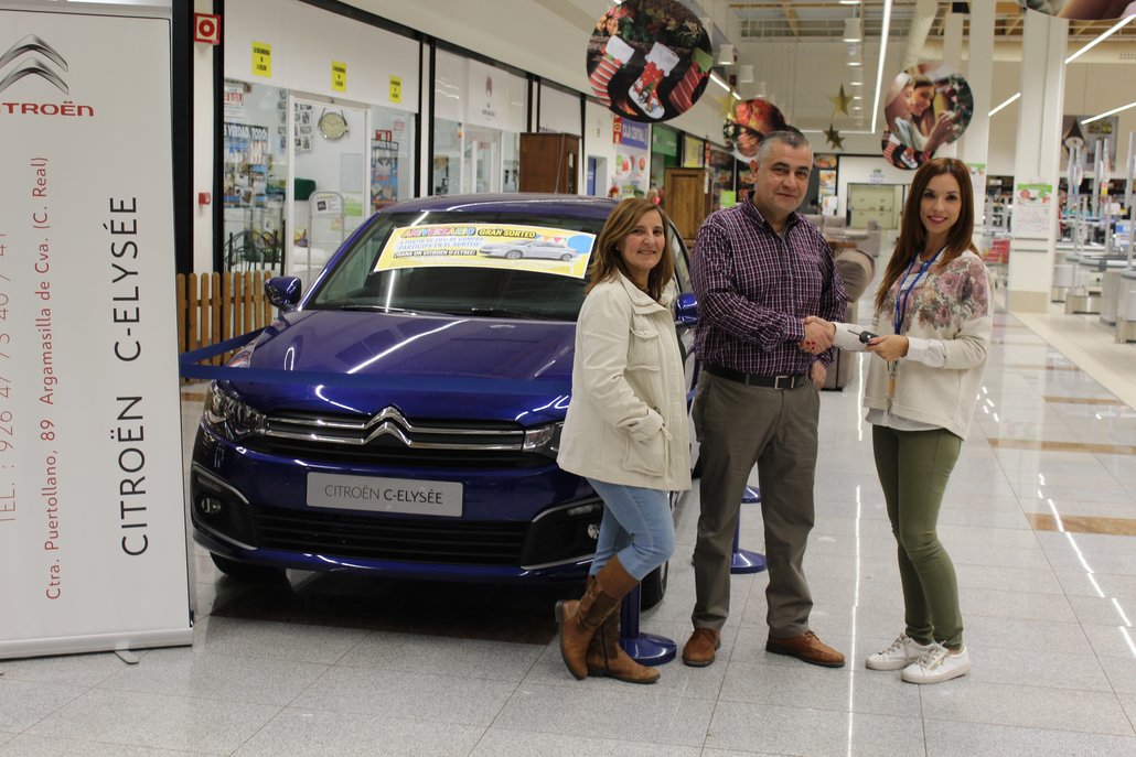 E.Leclerc Puertollano entrega el coche sorteado del aniversario